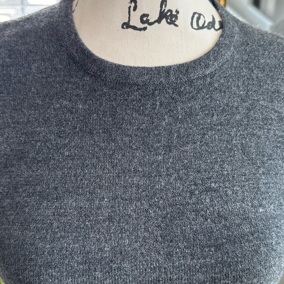 Gray Sleeveless Top - Picture 3 of 6